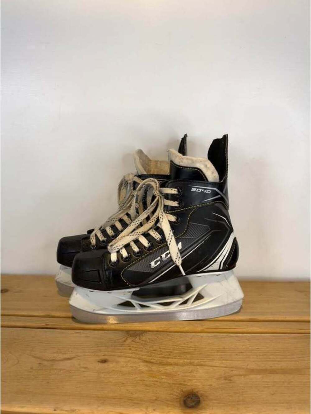 CCM Tacks 9040 Ice Hockey Skates Size Junior 3 EU 35 US Youth 4.5
